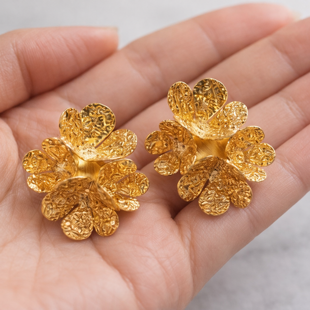 Flower shaped golden stud