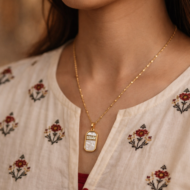 Lustra Diamond Gold chain and pendant